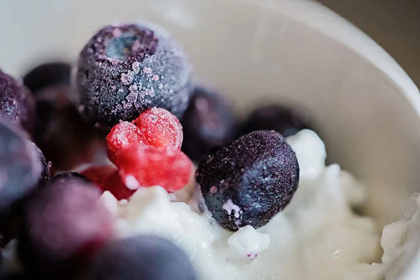 Bowl de fruta fría para ilustrar qué comer cuando no entra nada con 40 grados en un día de calor intenso