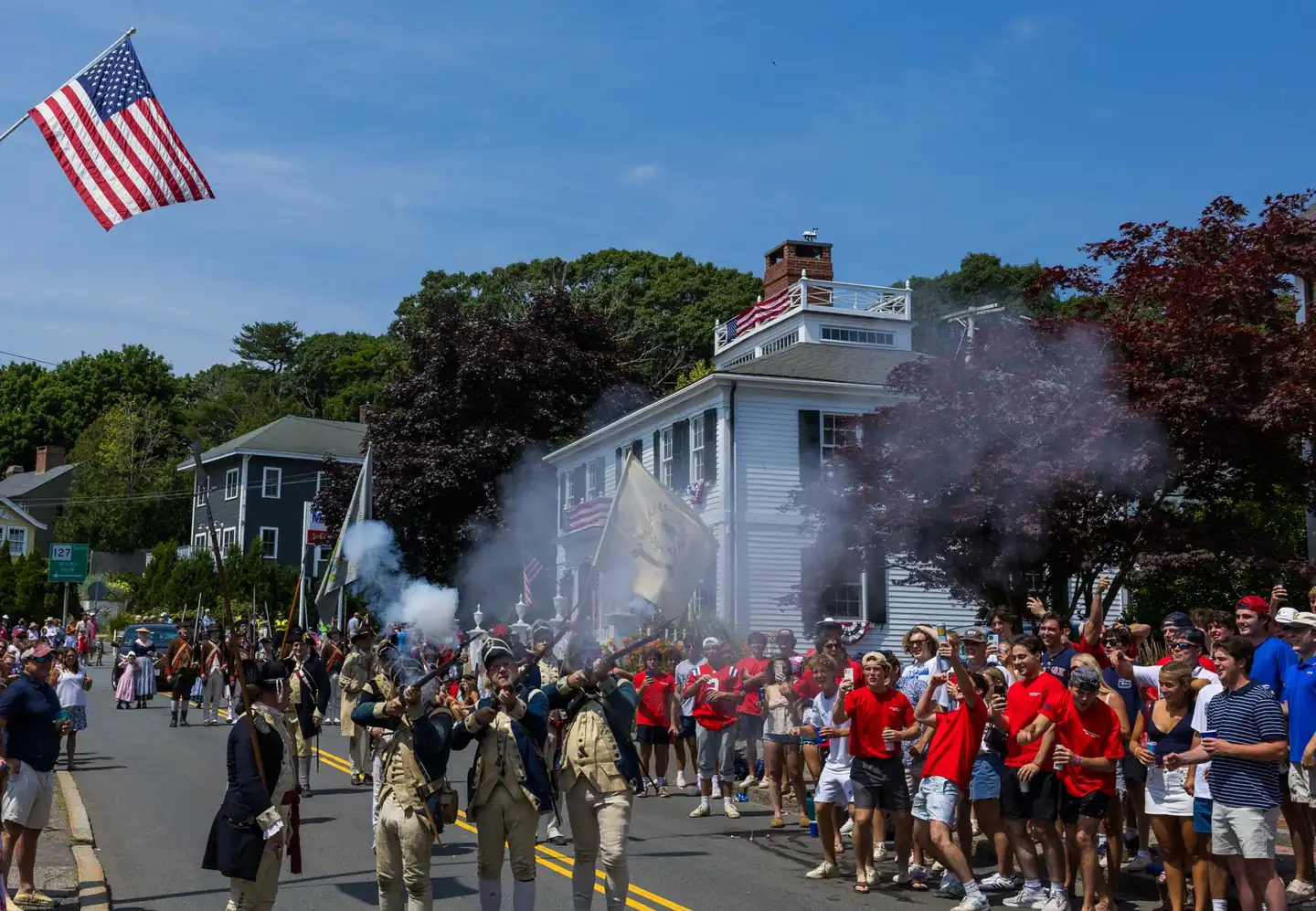 Imagen de una celebración en un pueblo colonial relacionada con cómo se celebró el primer 4 de julio de la historia.
