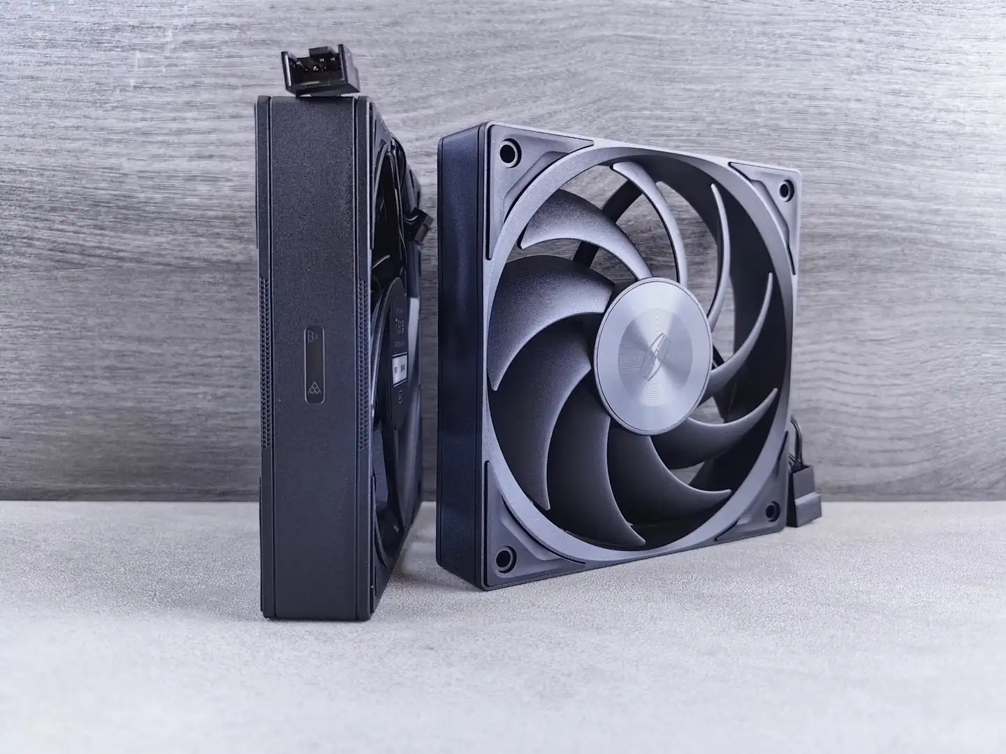 Imagen de un ordenador con ventiladores para ilustrar cómo evitar que el PC se caliente en verano