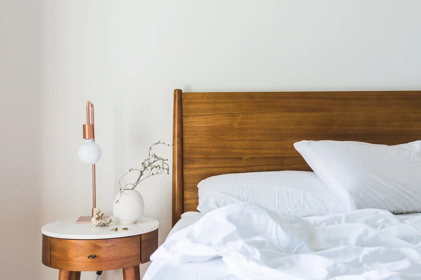 Dormitorio con un colchón y ropa de cama fresca para ilustrar el mejor material de colchón para no pasar calor.