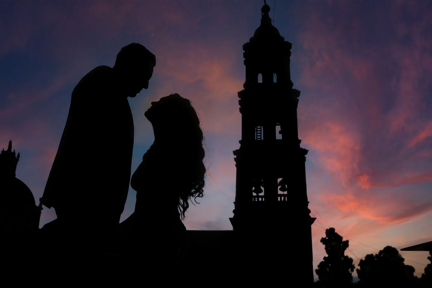 Imagen de una pareja al atardecer para ilustrar por qué el verano despierta amores fantasma en un artículo sobre vínculos intensos y efímeros.