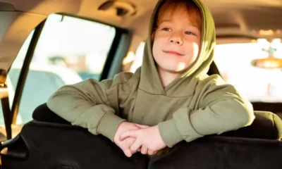 cuando puede ir un niño sin silla en el coche​
