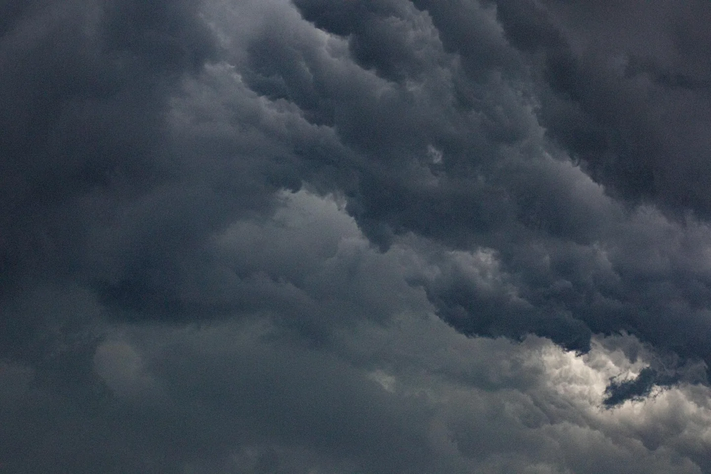 Nubes oscuras de tormenta para ilustrar por qué algunas nubes anuncian tormenta seca en un artículo sobre riesgo de incendio y fenómenos meteorológicos.