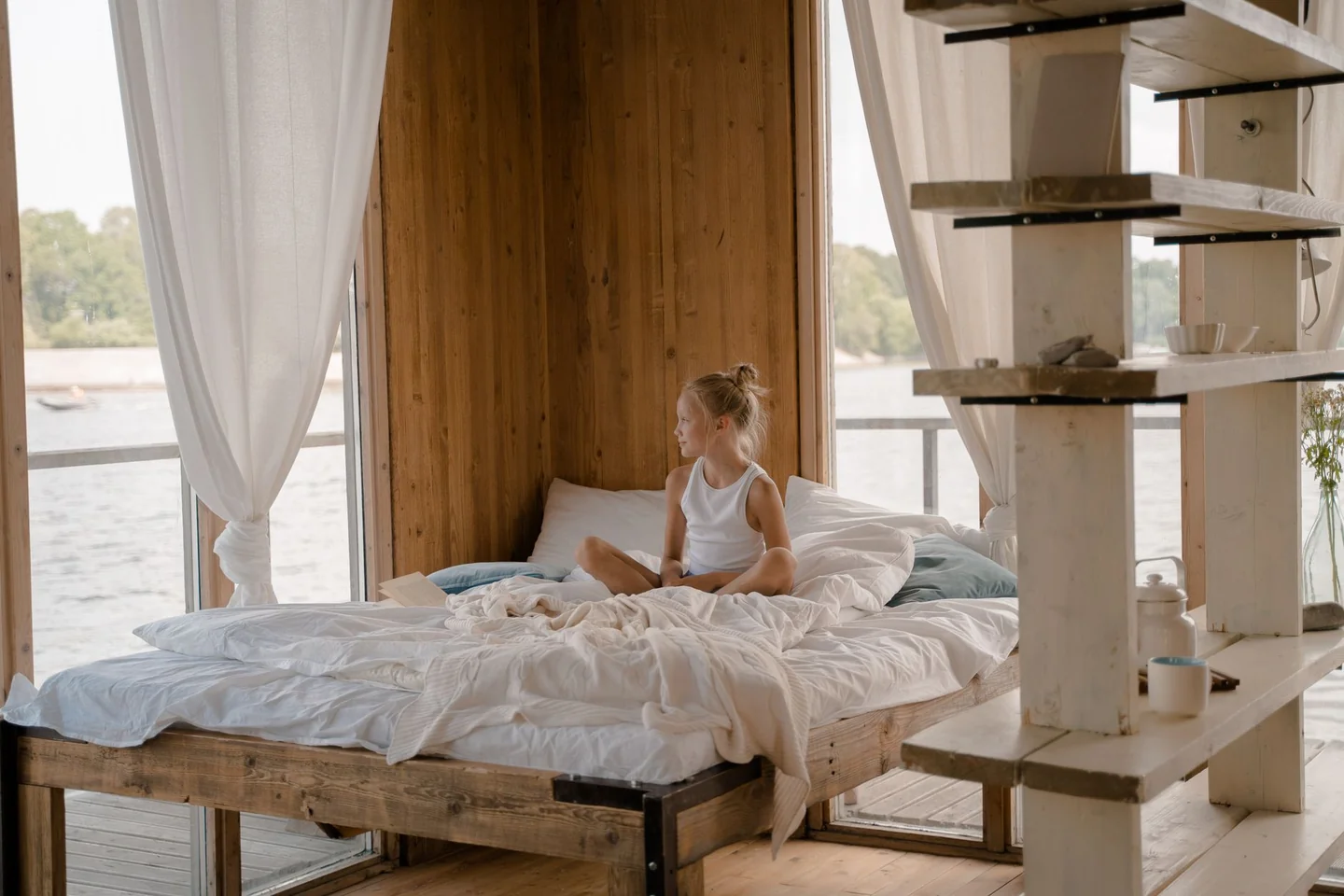 Imagen de un deshumidificador en un dormitorio para ilustrar cómo evitar olor a cerrado en casas de playa.