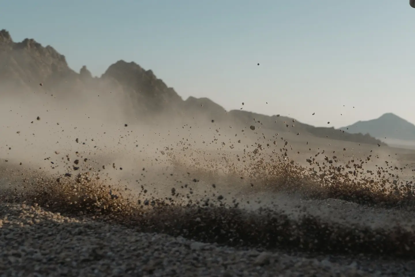 Imagen relacionada con cómo viaja el polvo del Sáhara hasta España, mostrando una tormenta de polvo en el desierto.