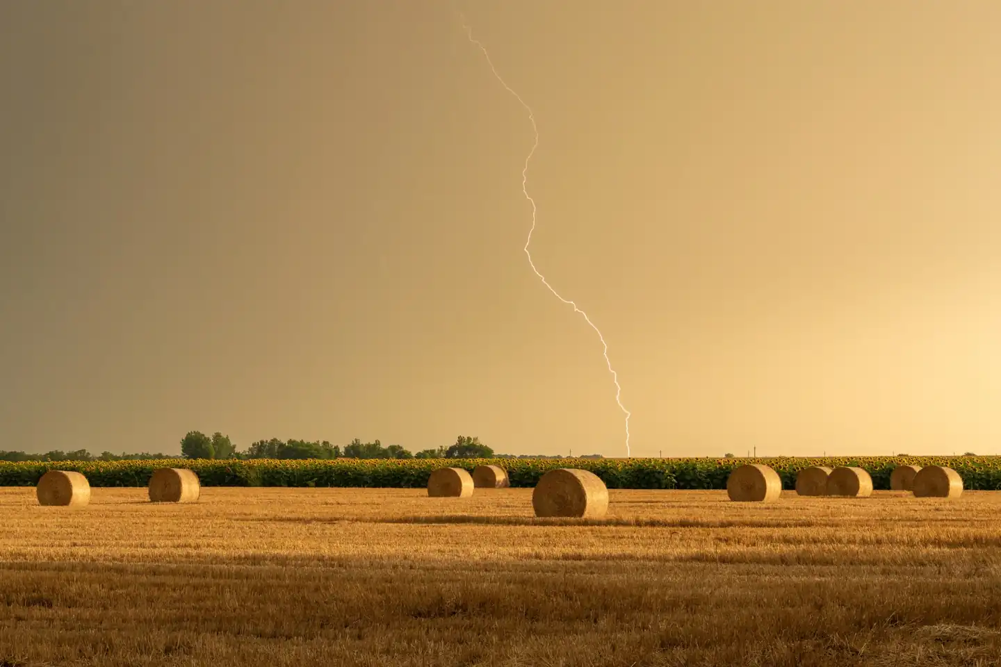 Imagen para explicar qué son las tormentas secas con relámpagos sobre un paisaje árido