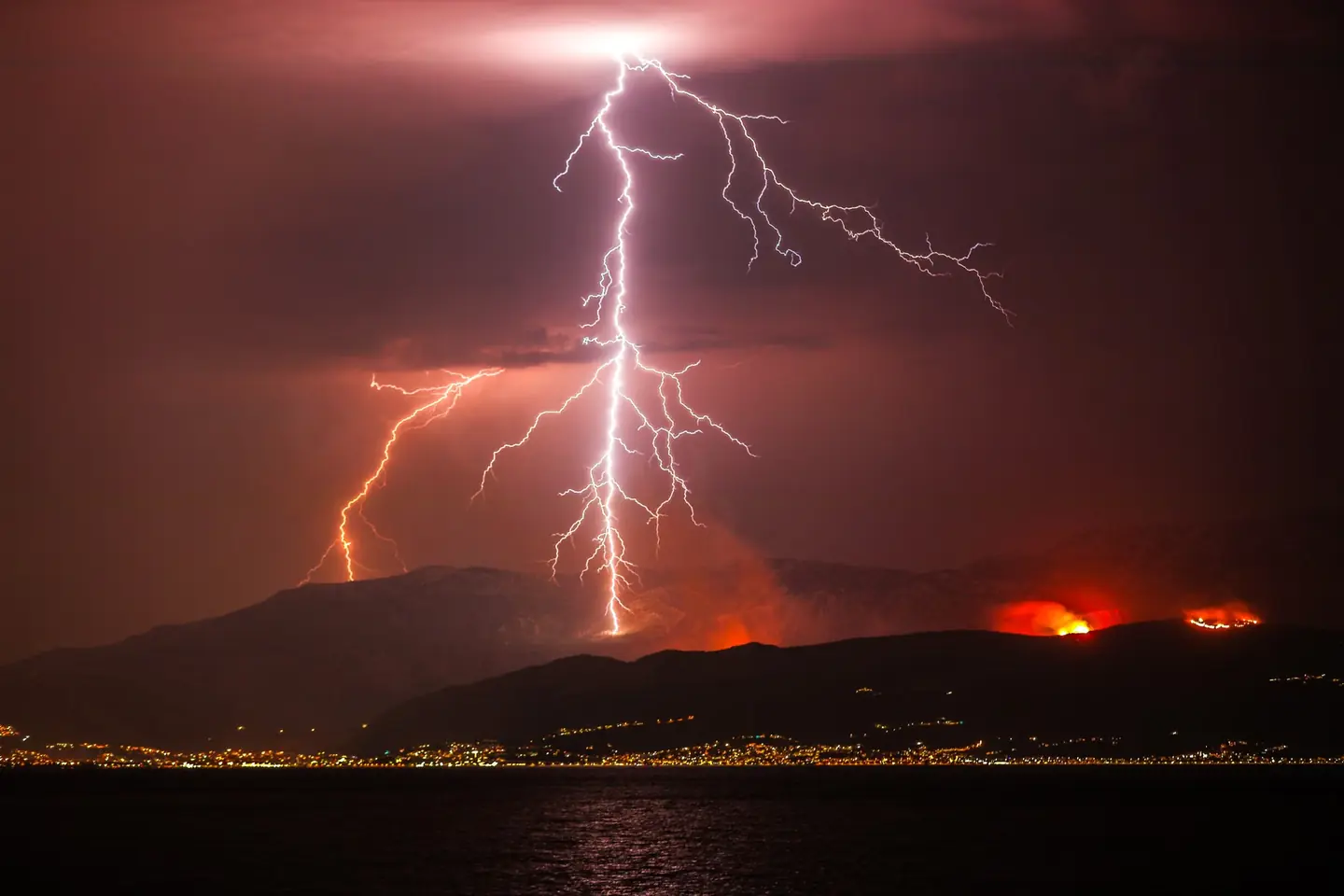 Tormentas secas e incendios forestales provocados por un rayo sobre un bosque en llamas