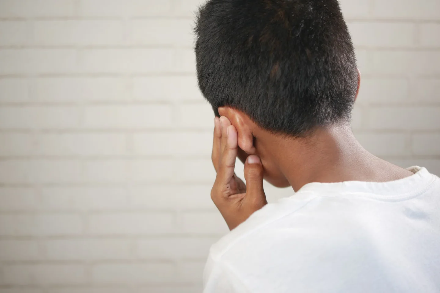 Primer plano de dolor de oído por otitis del nadador síntomas