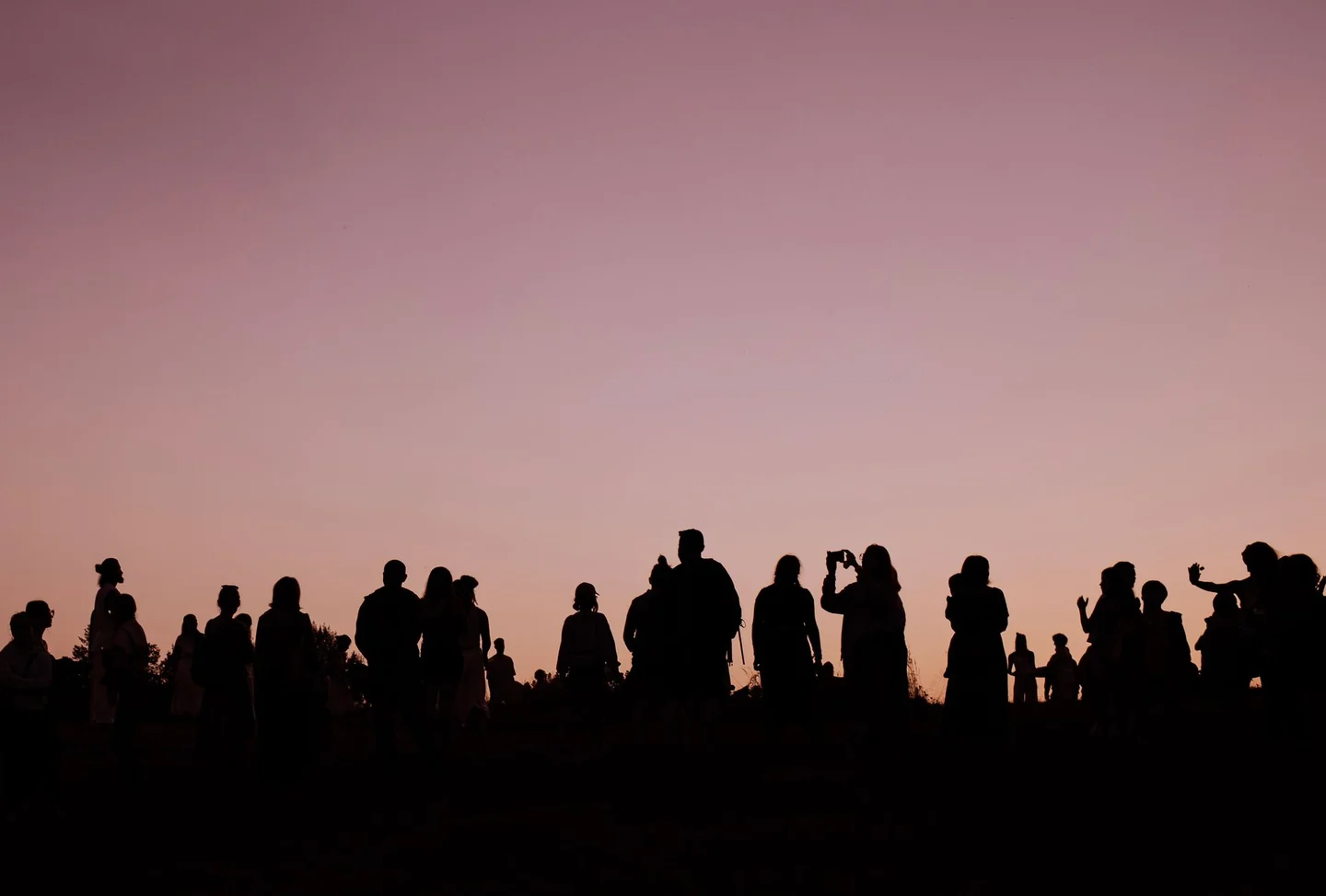 Personas observando el eclipse solar desde un borde de carretera para ilustrar dónde ver el eclipse solar sin atasco