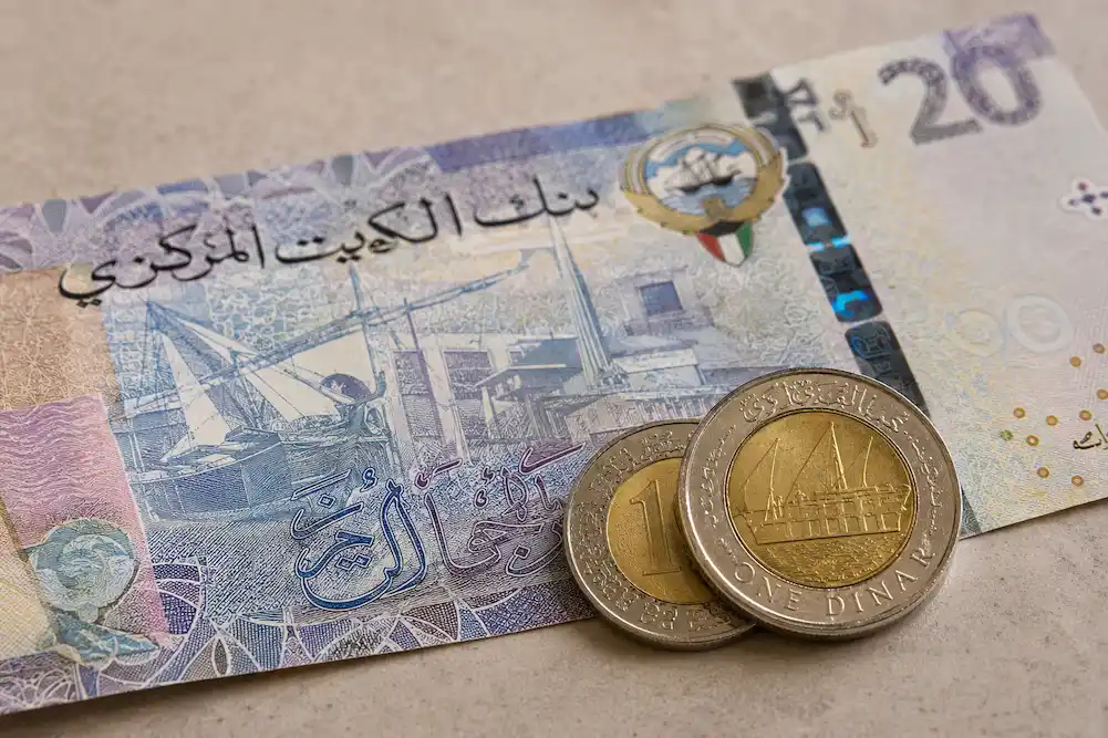 el dinar kuwaití,
