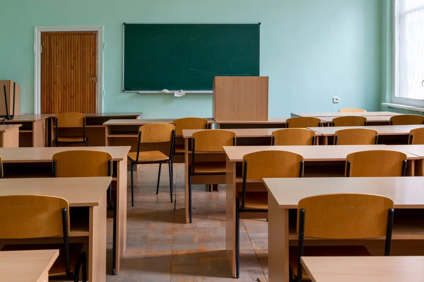 Fotografía de un aula vacía en verano para ilustrar por qué los colegios cierran casi tres meses en verano.
