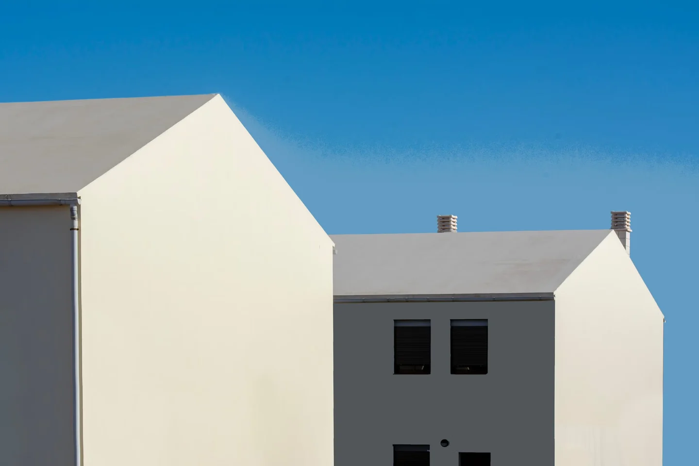 Casa vacía en verano para ilustrar cómo evitar una okupación durante las vacaciones
