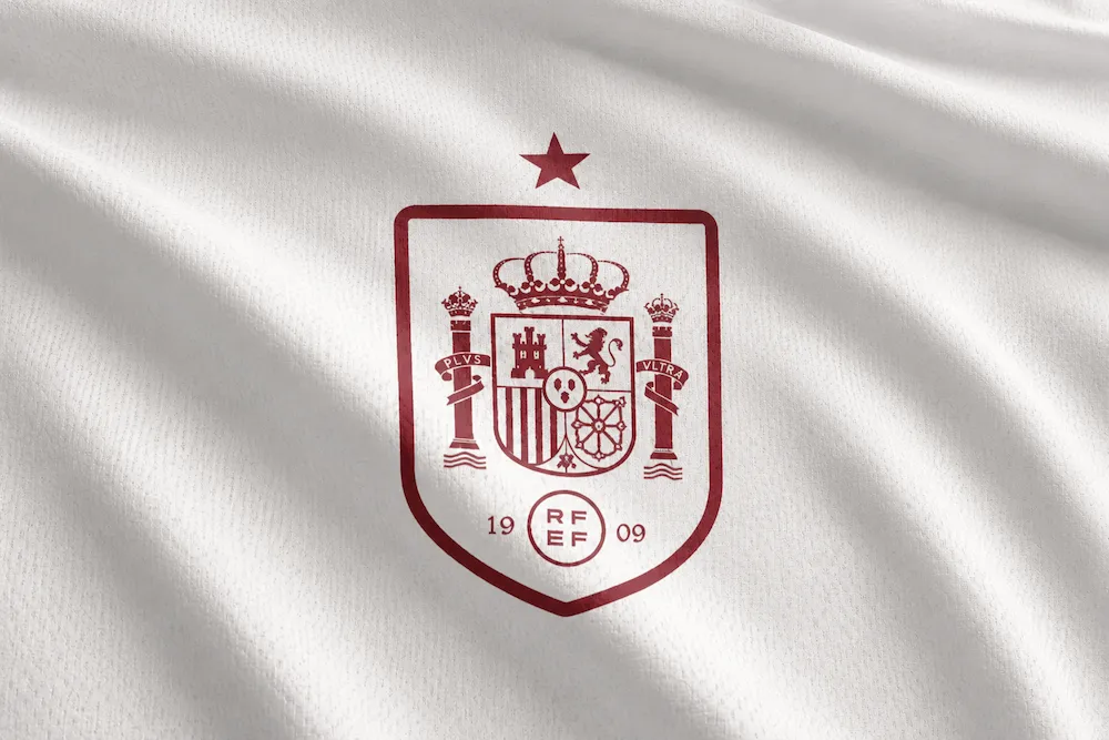 escudo seleccion española camiseta blanca