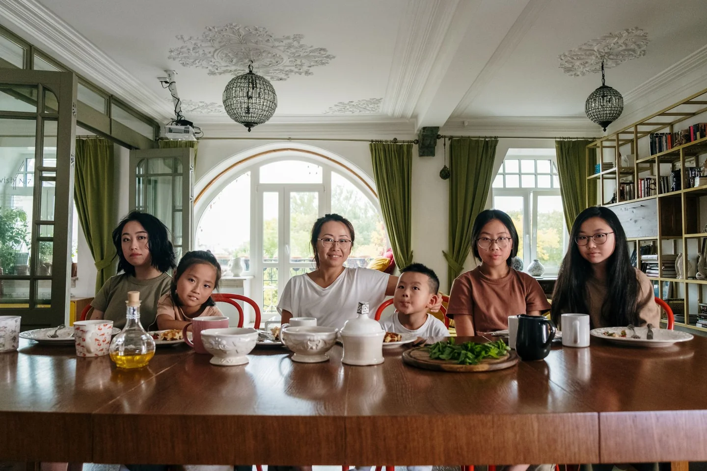 Imagen de una family dinner table para ilustrar cómo sobrevivir a una comida familiar sin hablar de política en una sobremesa tensa.