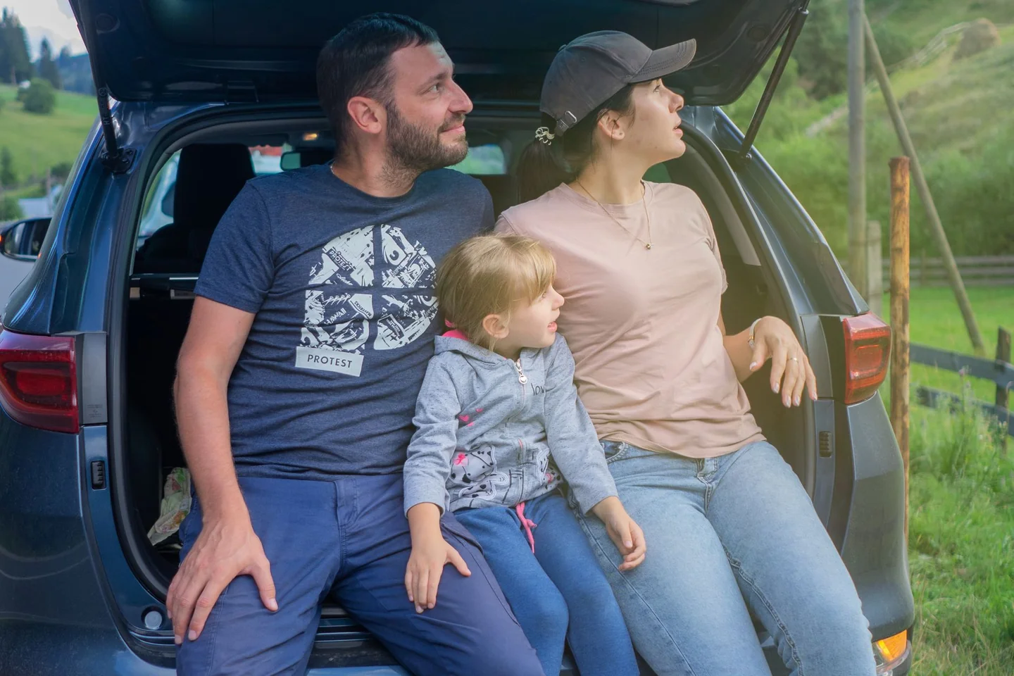 Familia en coche durante un viaje por carretera, imagen útil para ilustrar cómo viajar con niños sin convertir el coche en guerra