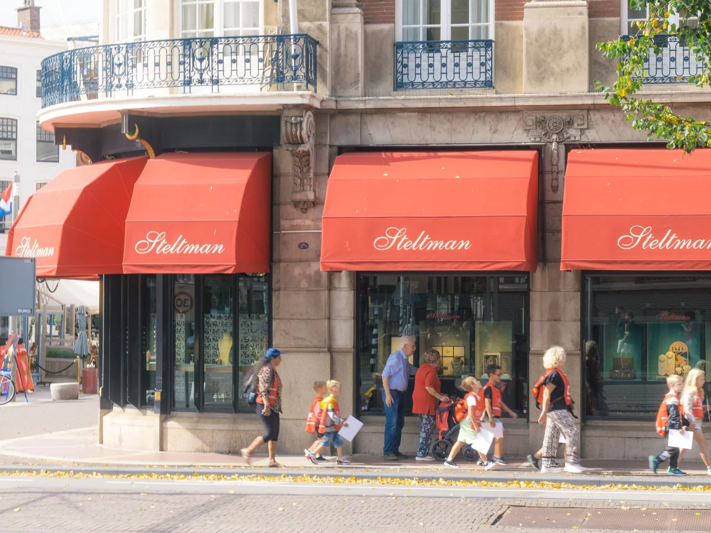 Familia haciendo compras de vuelta al cole relacionada con por qué las familias adelantan las compras de colegio