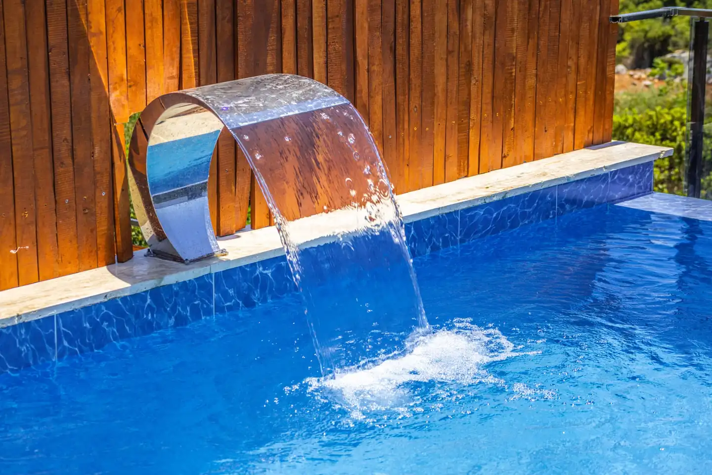 Persona llenando una piscina en verano, imagen ilustrativa para el artículo "cuánto cuesta llenar una piscina en 2026".