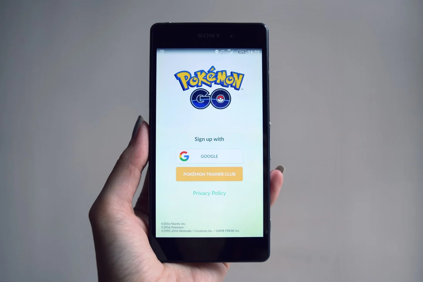 Persona usando la huella digital en un smartphone para ilustrar qué son las passkeys y cómo funcionan