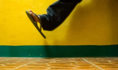 Persona caminando con chanclas, ilustrando por qué las chanclas hacen ese ruido al andar en la calle.