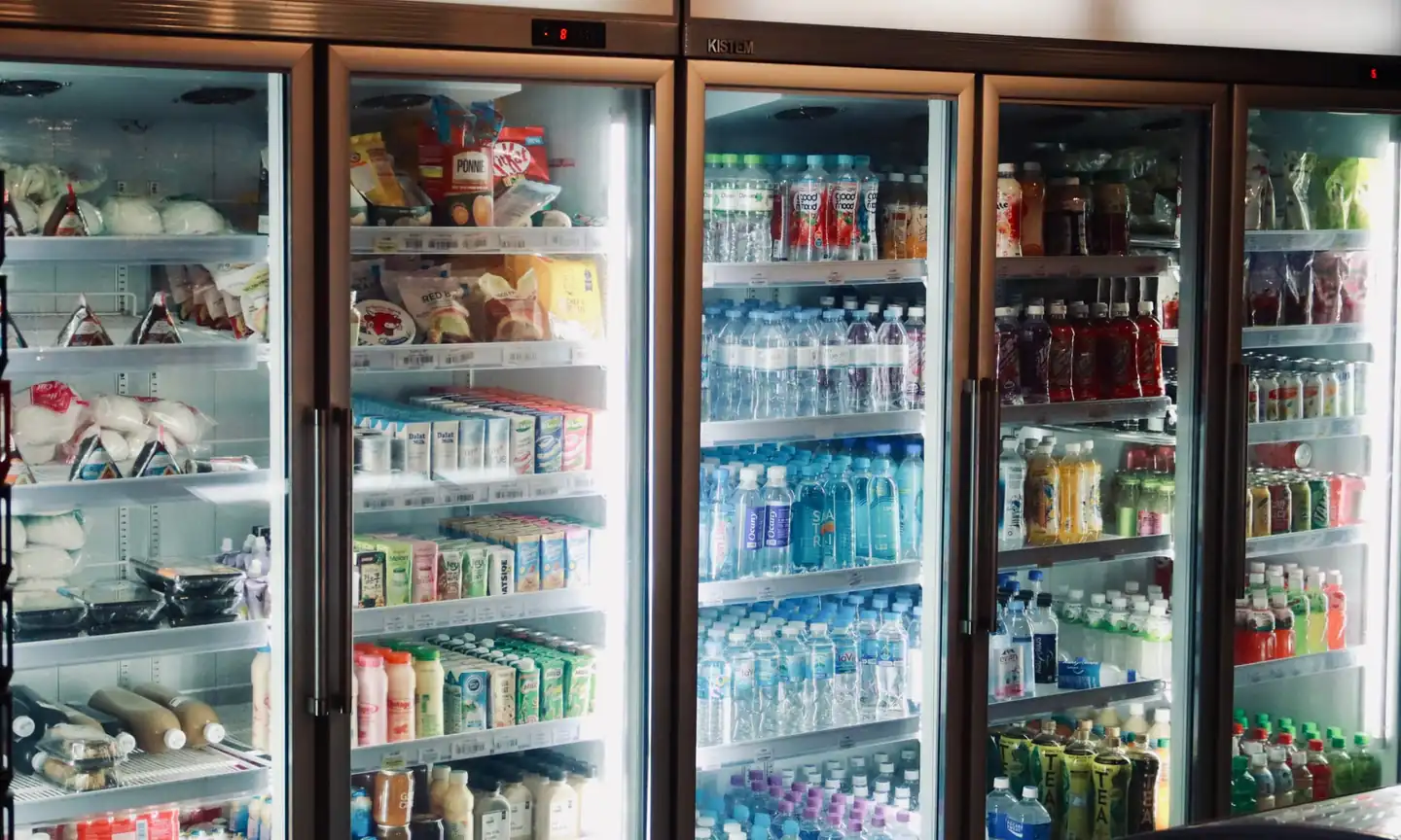 Imagen de un frigorífico hace hielo con mucho calor en una cocina, con escarcha visible en el interior.