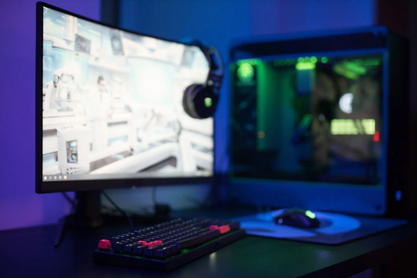 Captura de un escritorio con teclado y monitor para ilustrar como añadir league of legends a la biblioteca de steam