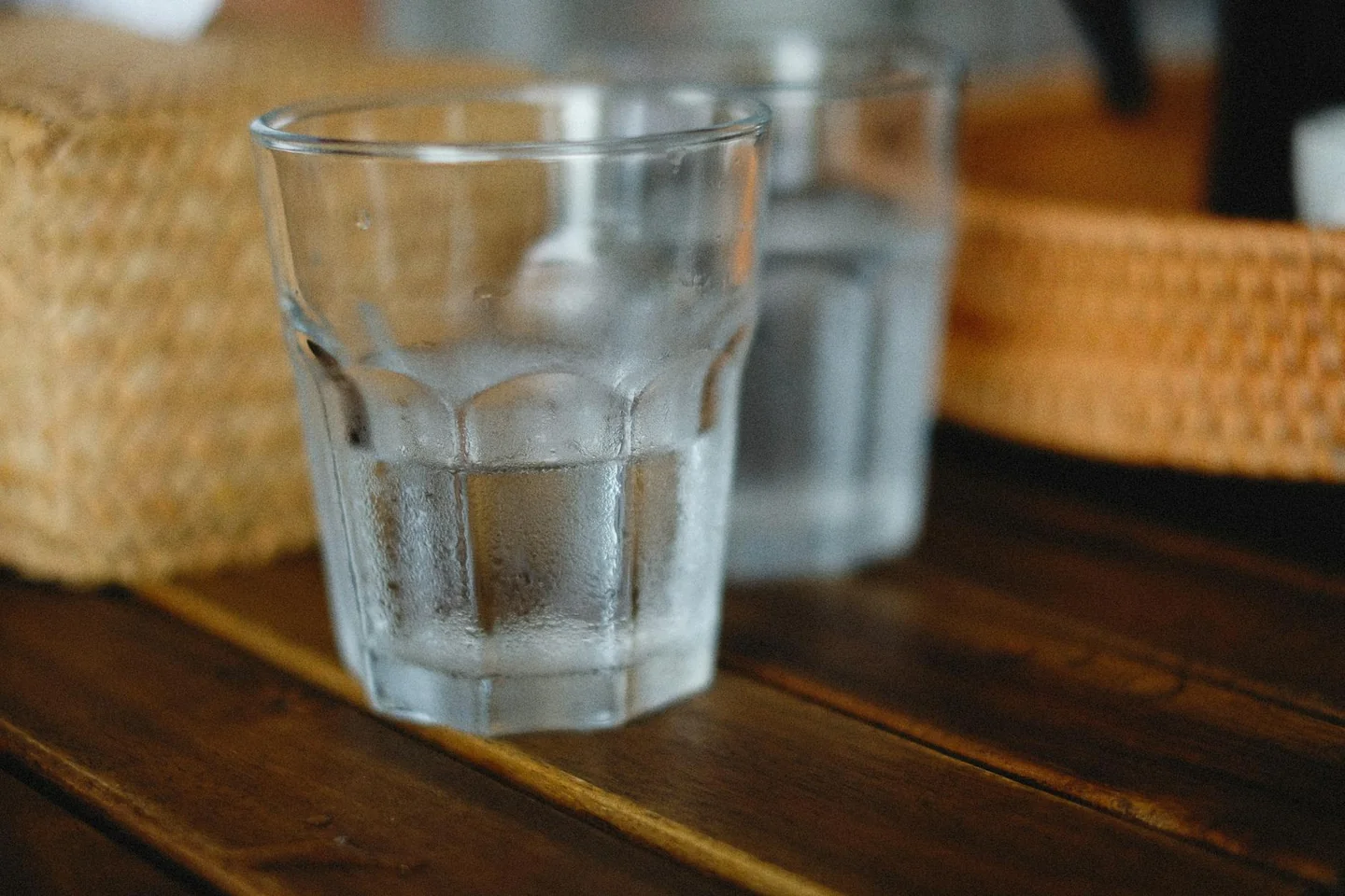 Vaso de agua fría para ilustrar por qué beber agua fría no siempre refresca más en un artículo sobre hidratación y temperatura corporal.