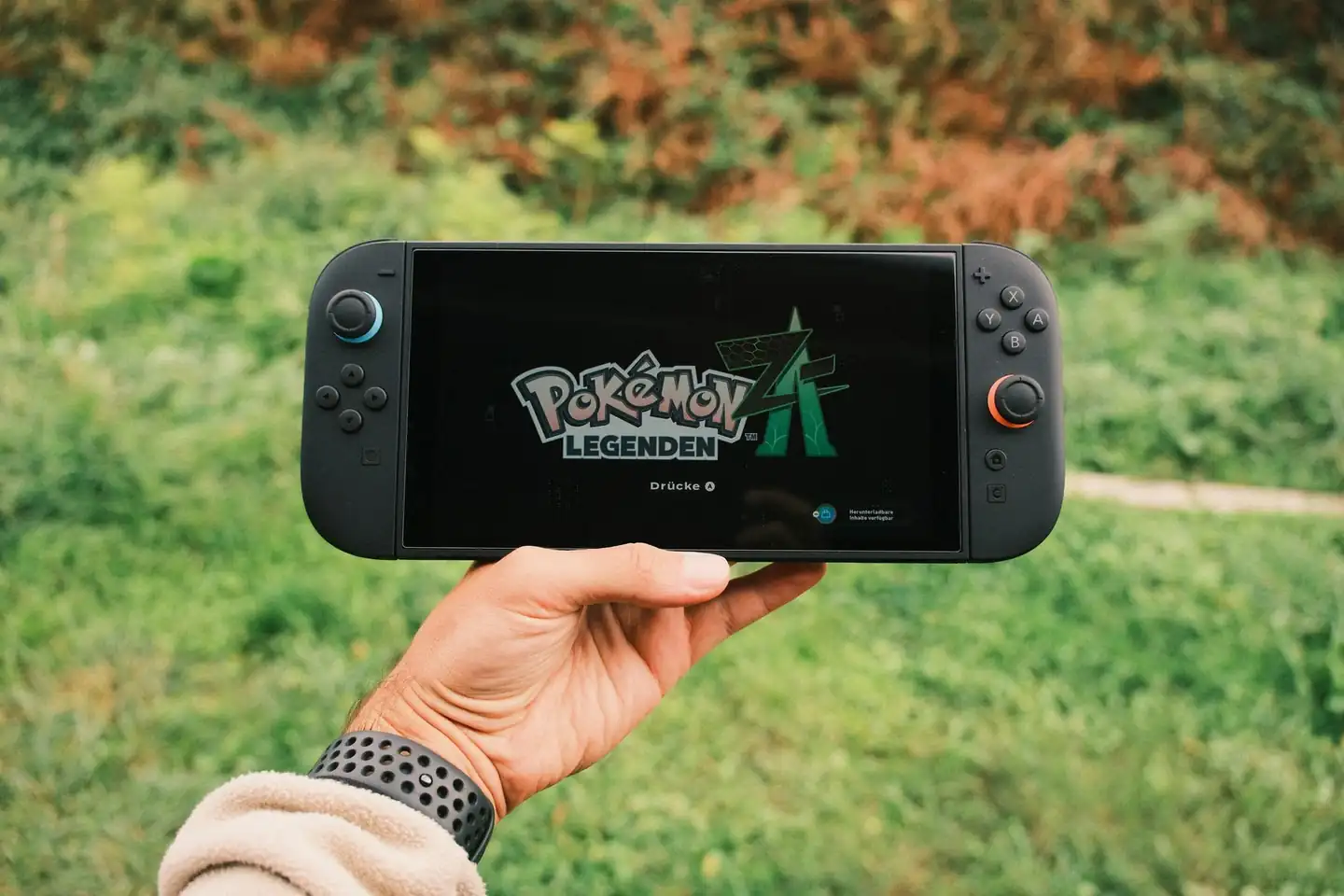 Cómo alargar la batería de Switch 2 en un vuelo mostrando una consola portátil en un avión