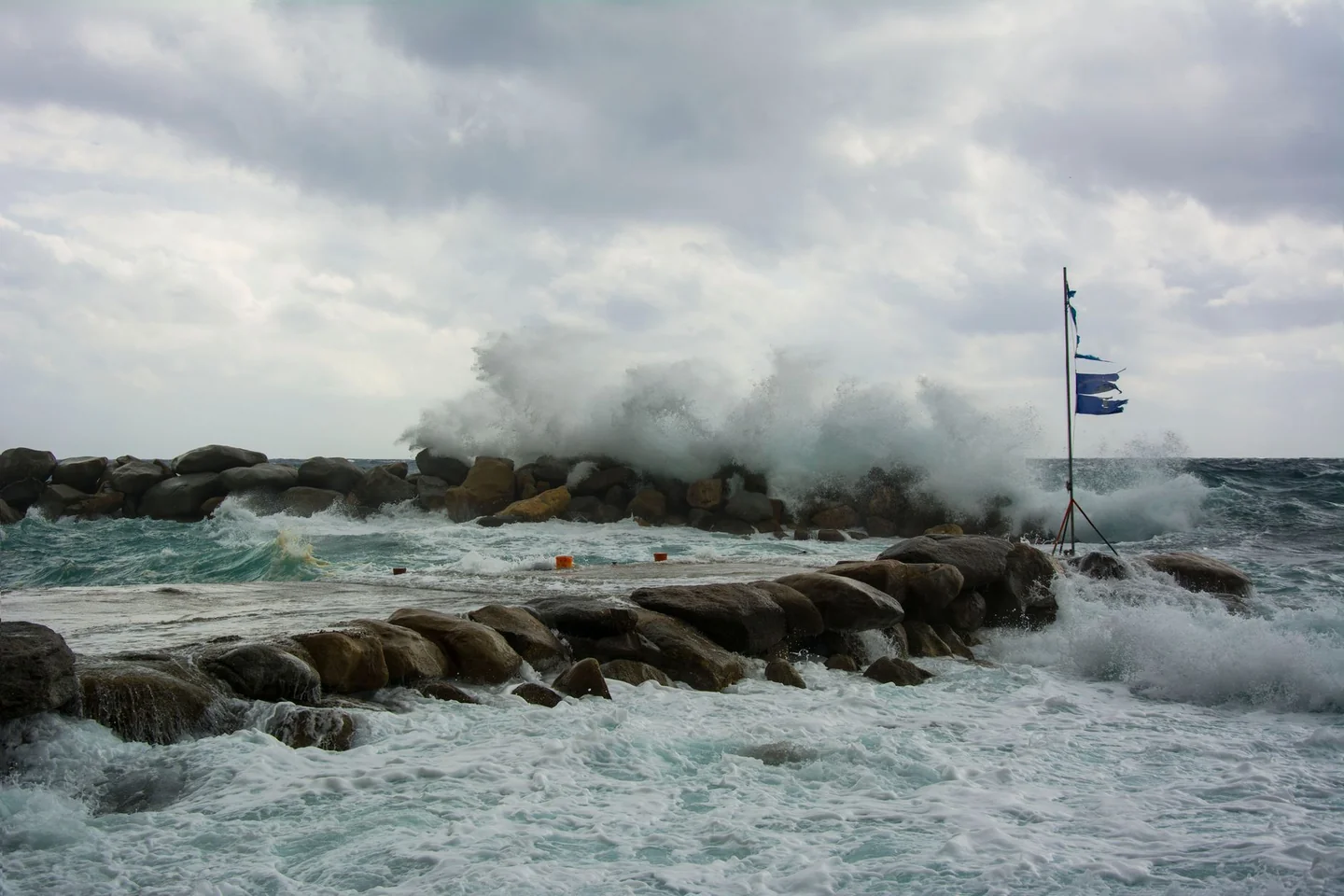 Imagen de puerto con olas y agua en movimiento para ilustrar qué es una rissaga y por qué preocupa en Baleares