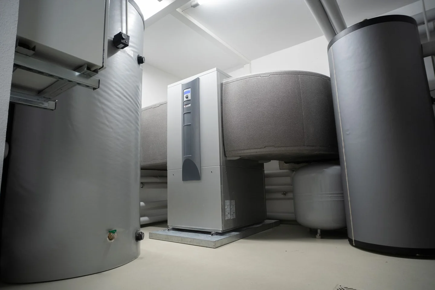 Imagen de una instalación de heat pump installation para ilustrar por qué la aerotermia se dispara en reformas de 2026 en una vivienda rehabilitada.