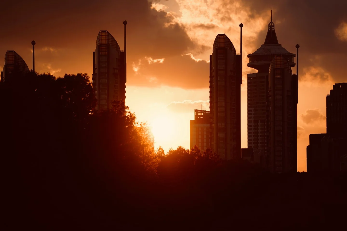 Imagen de city skyline bajo una ola de calor, útil para explicar cómo se forma una ola de calor en entornos urbanos.