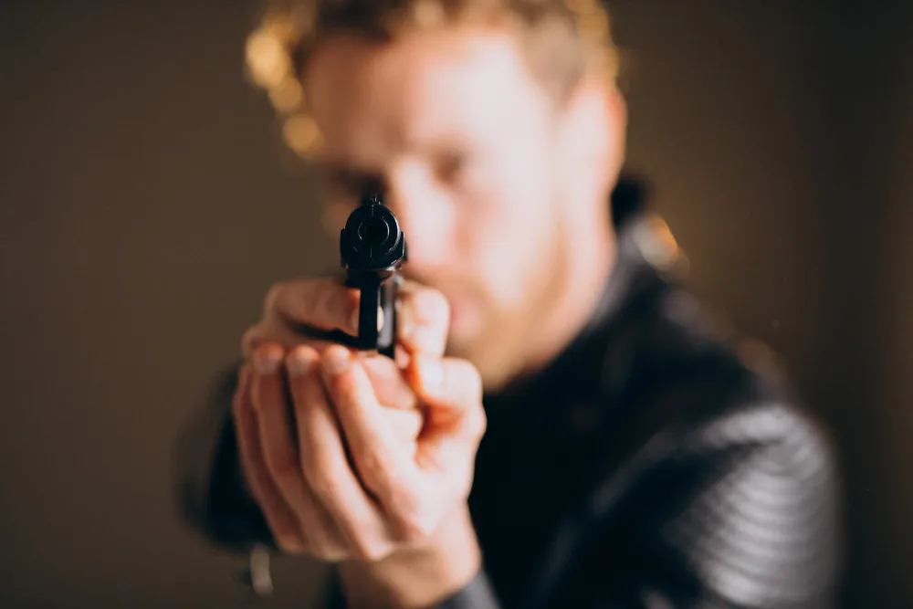 hombre con pistola en la mano