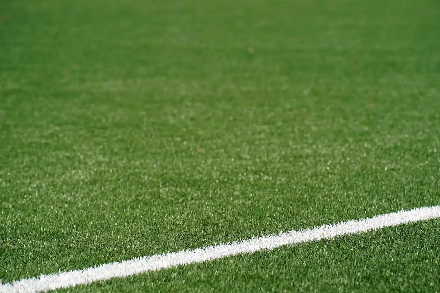 Imagen de hot artificial grass para ilustrar qué temperatura alcanza el césped artificial al sol en un jardín bajo el sol intenso.