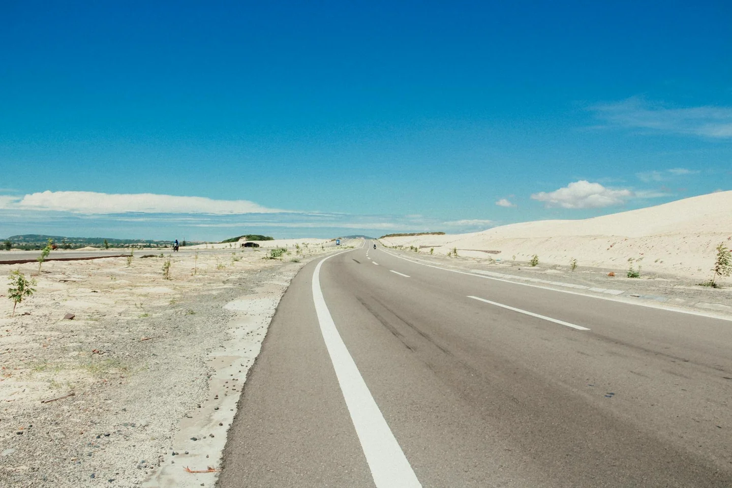 Imagen de una carretera de asfalto caliente para ilustrar por qué el asfalto arde más que el campo durante una ola de calor.
