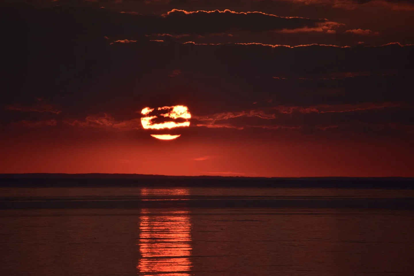 Imagen de hot summer sunset para ilustrar por qué el día más largo no es el más caluroso en un artículo sobre el desfase entre solsticio y temperatura.