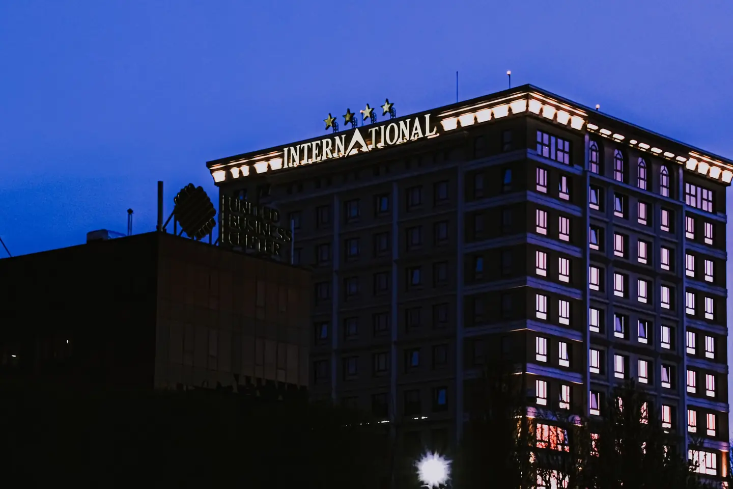 Imagen sobre por qué los hoteles tienen estrellas, mostrando un sistema de valoración hotelera con estrellas visibles junto a una fachada de hotel