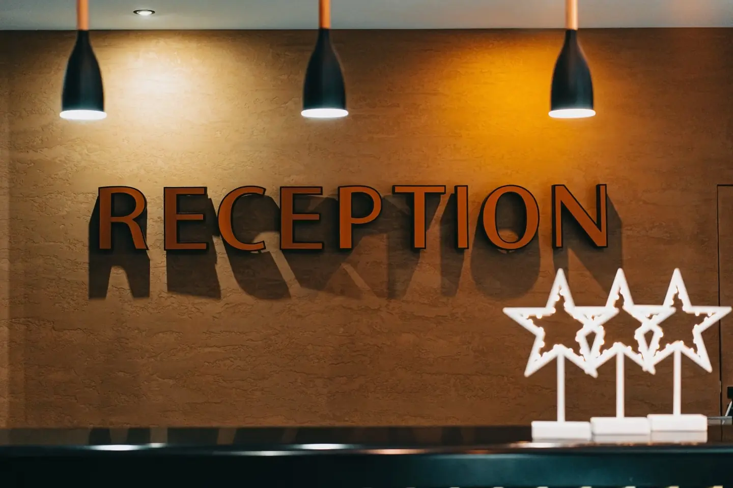 Recepción de hotel para ilustrar la tasa turística en España en 2026