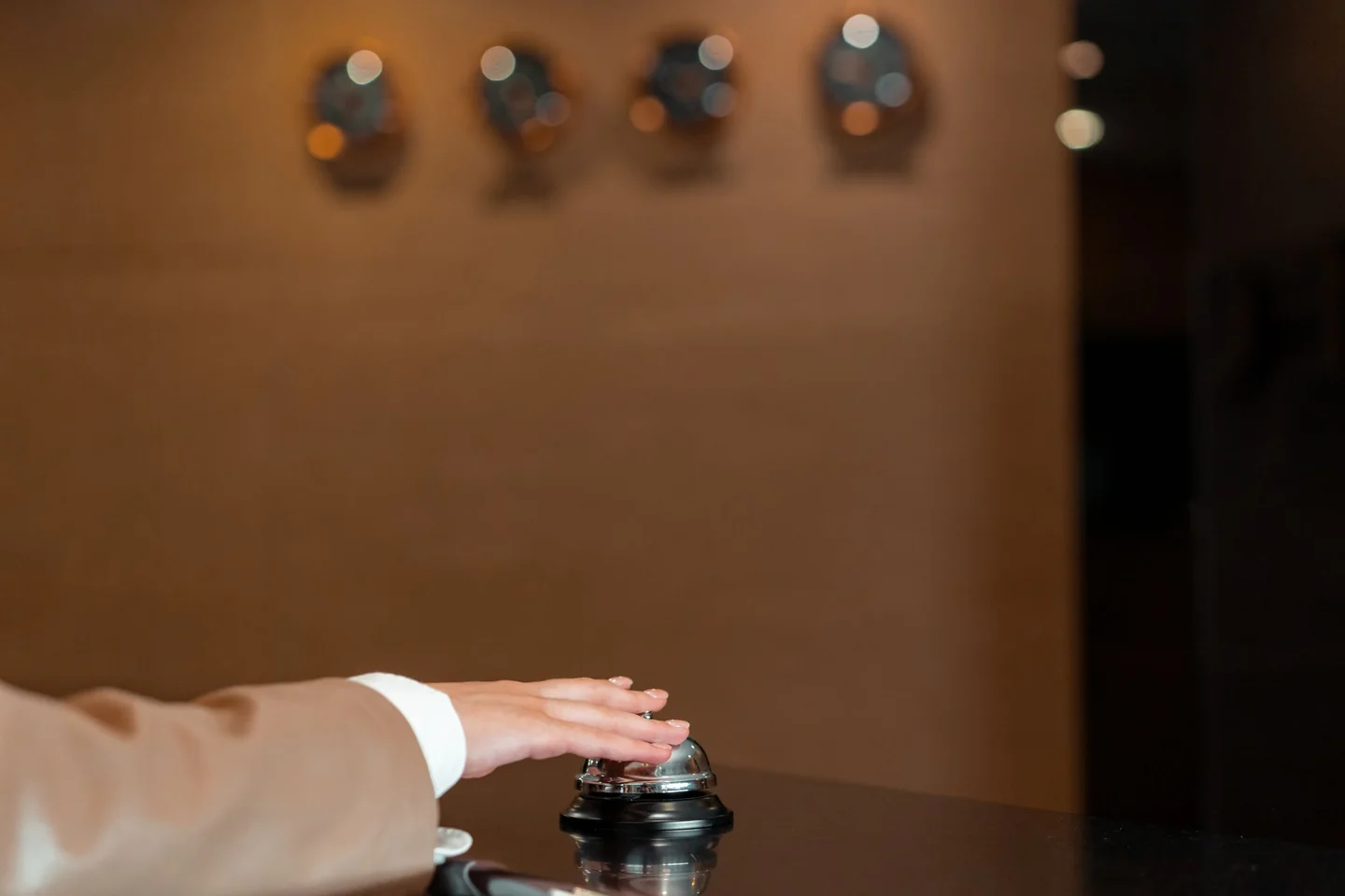 Imagen para ilustrar por qué algunos hoteles bajan precios en junio con una habitación de hotel y una reserva visible en pantalla