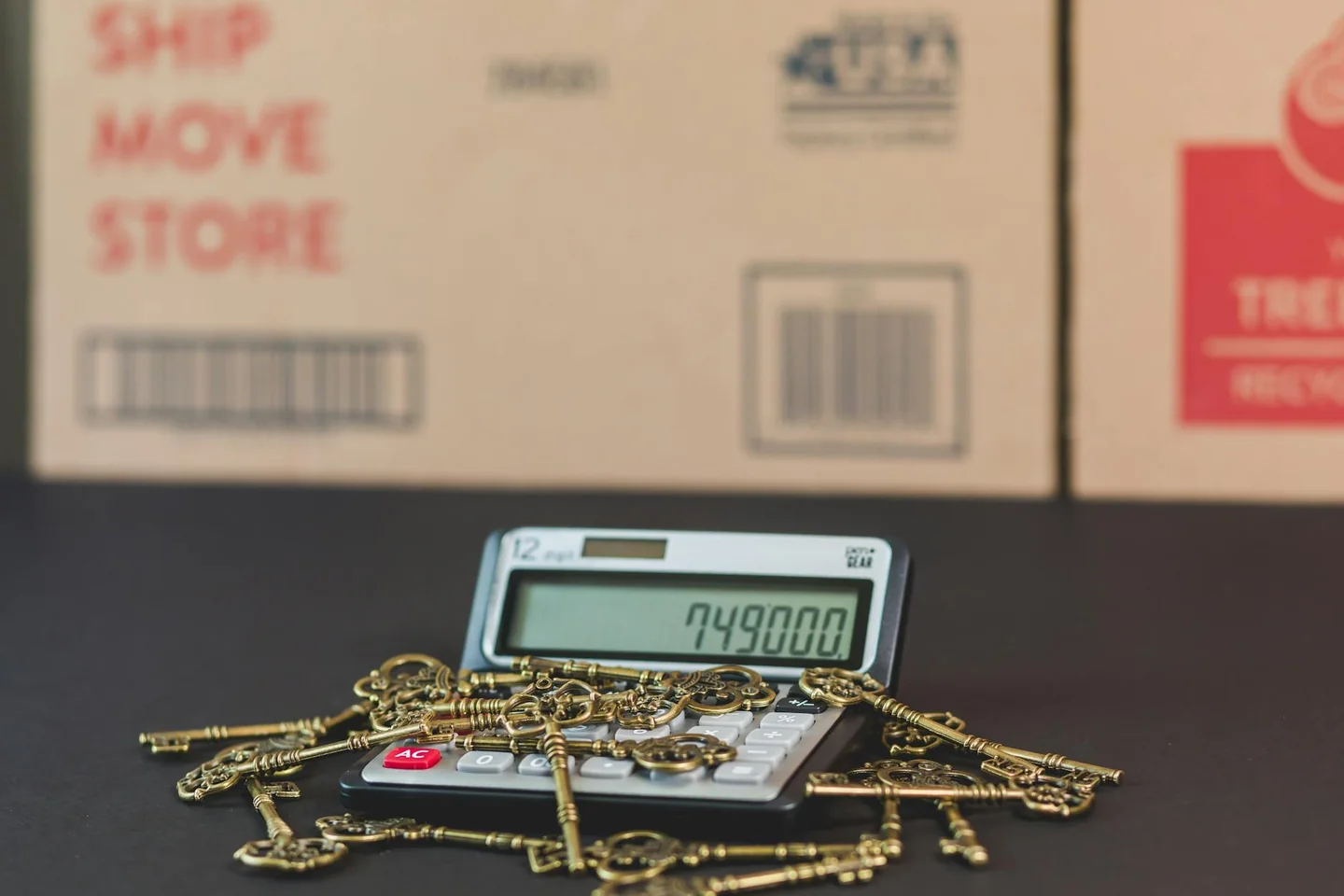 Imagen de casa con llaves y calculadora para ilustrar por qué las hipotecas mixtas vuelven a tentar en la compra de vivienda