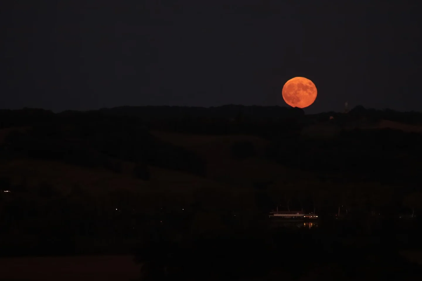 Imagen de una gran Luna baja sobre el horizonte para ilustrar por qué la Luna parece enorme en el horizonte.