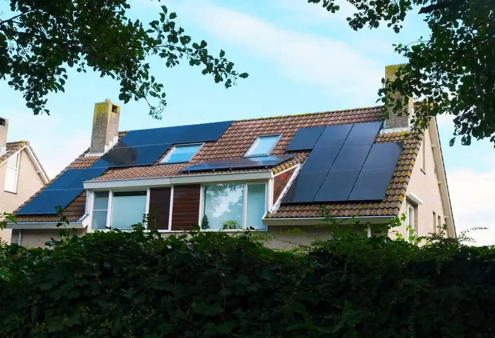 las placas solares en una casa
