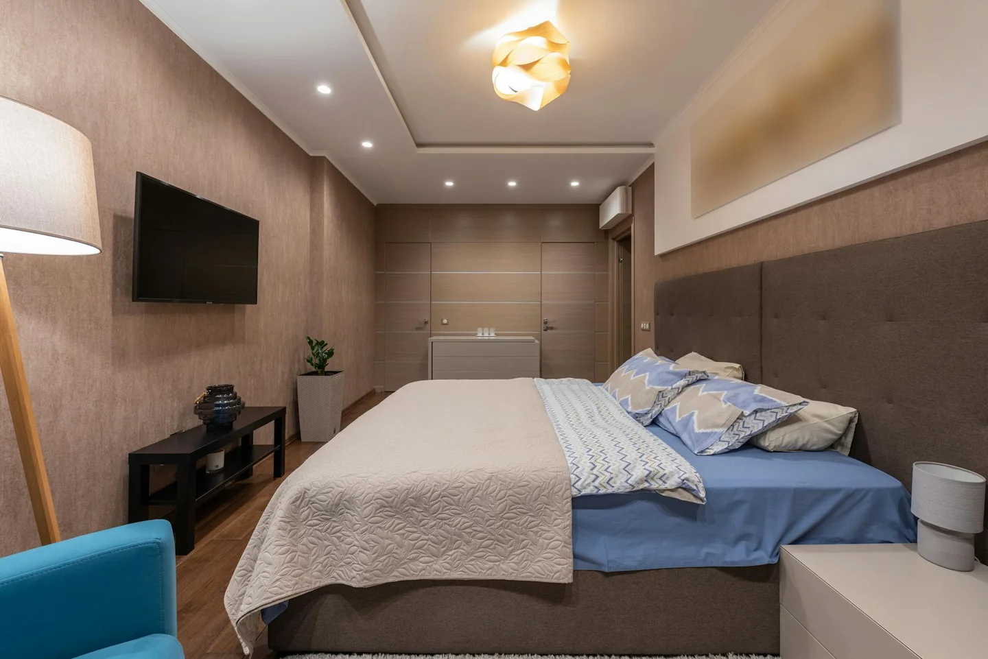 Imagen de un dormitorio con paredes en tonos suaves para ilustrar qué color de pared hace más fresca una habitación.