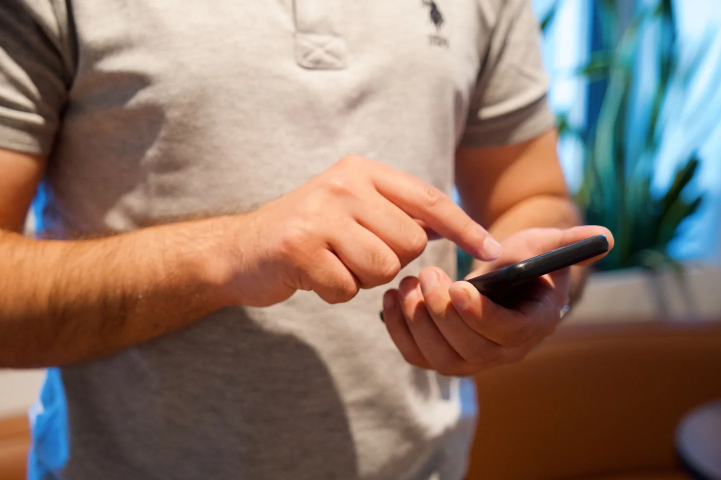 Persona usando el móvil para buscar como ver mi numero de la seguridad social en un trámite online