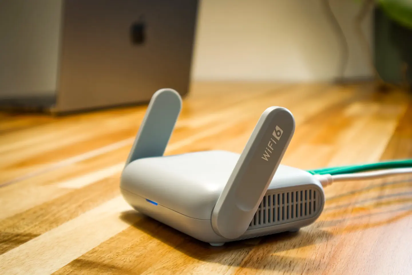 Router moderno en casa para ilustrar si merece la pena un router WiFi 7