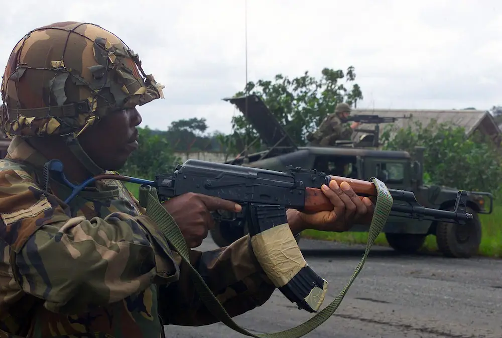 militar nigeriano con ak47