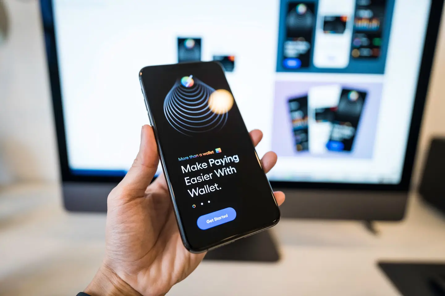 Persona usando una app de pago móvil relacionada con cuánto dinero se puede enviar por Bizum a Hacienda