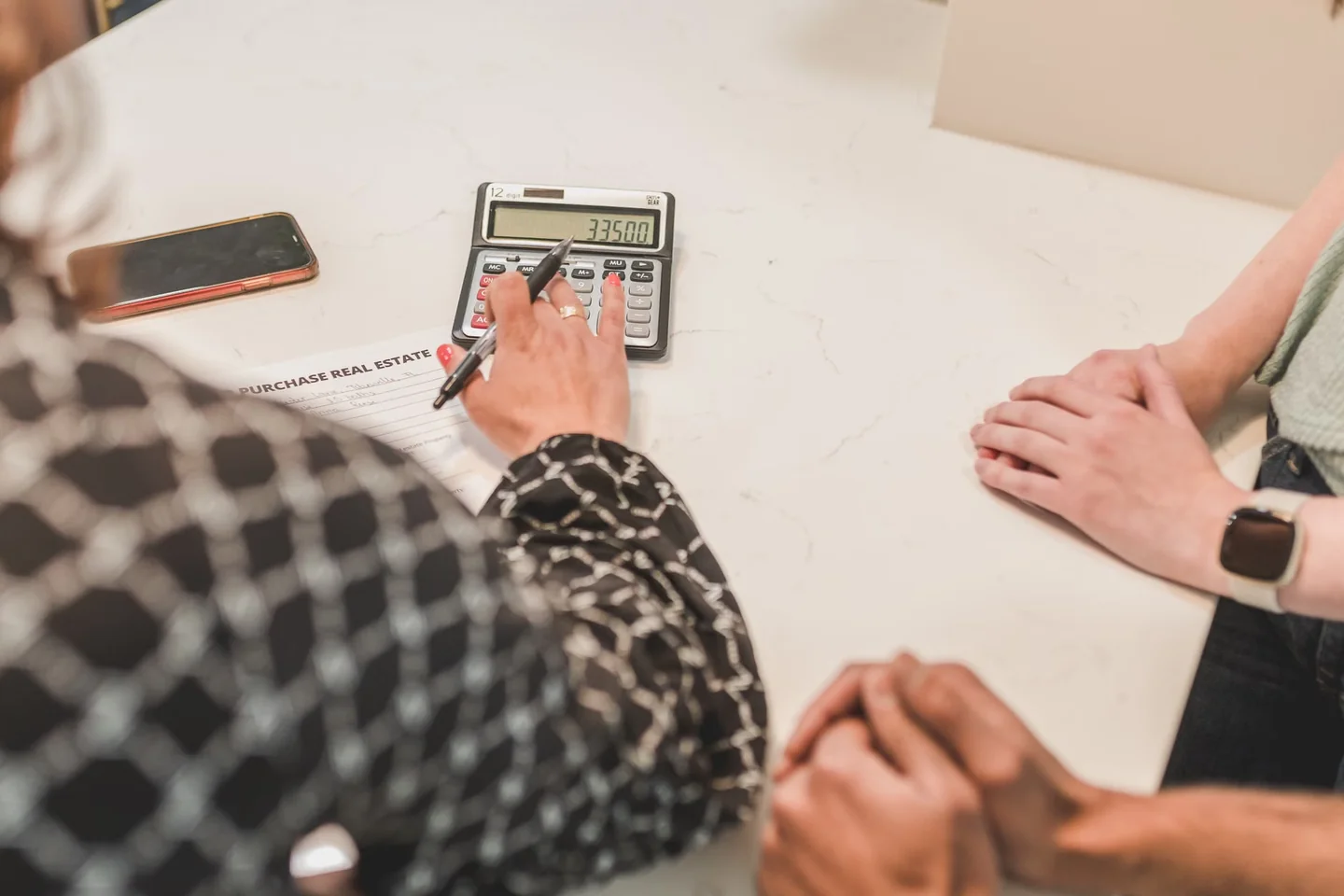 Calculadora de hipoteca sobre una mesa, ilustrando cómo se calcula el Euríbor publicado en el BOE.