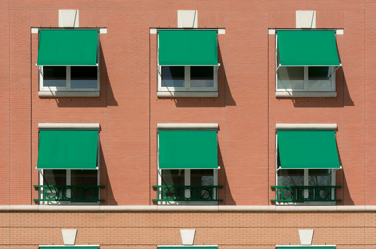 Casa con motorized awning house para ilustrar por qué los toldos inteligentes son la reforma silenciosa en verano.