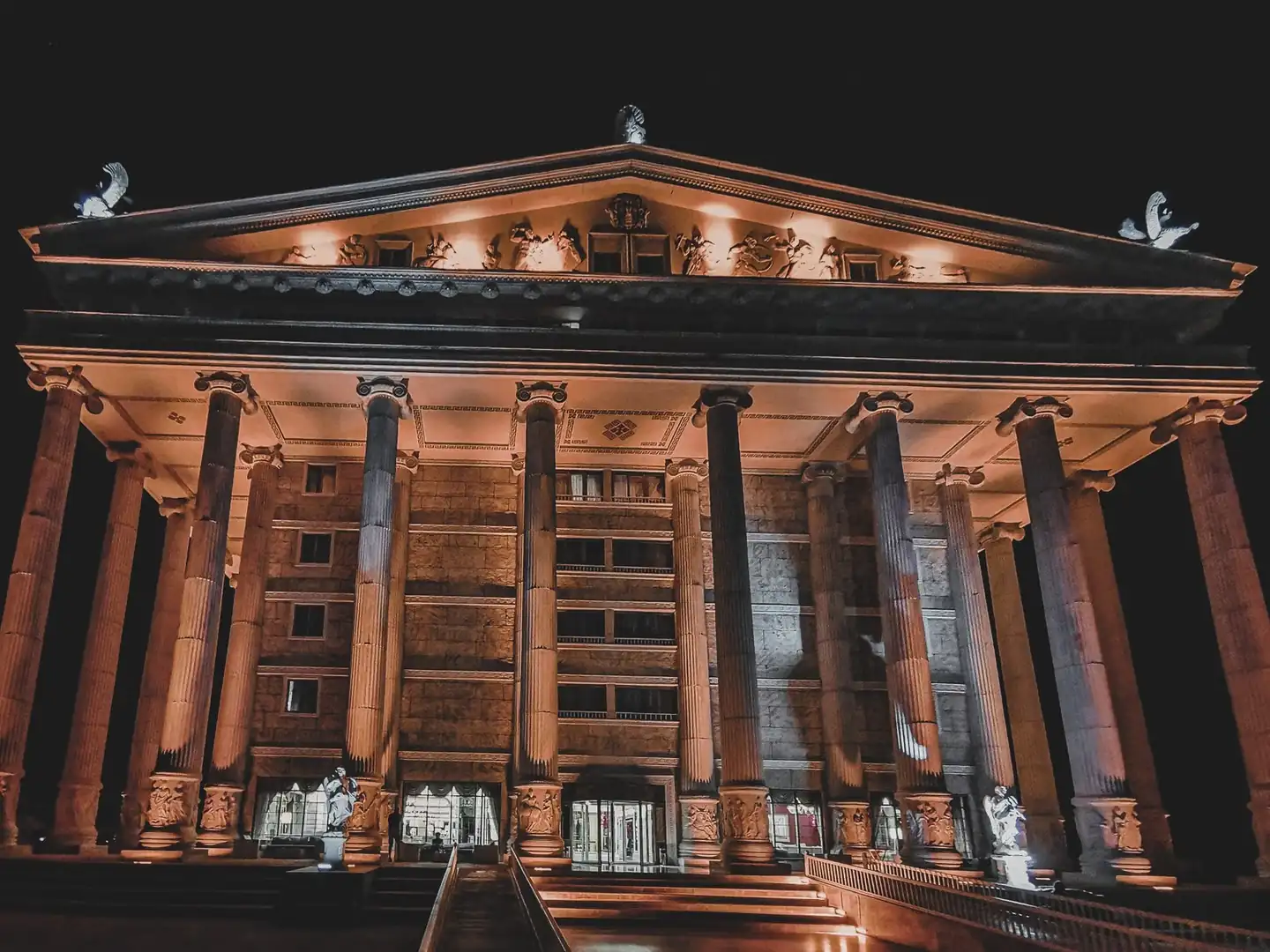 Museos y monumentos que abren de noche en verano, con la fachada de un museo iluminada al anochecer para una visita cultural nocturna.