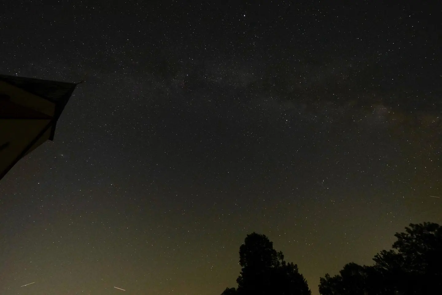 Foto de cielo nocturno estrellado para ilustrar cómo encontrar el triángulo de verano en el cielo.