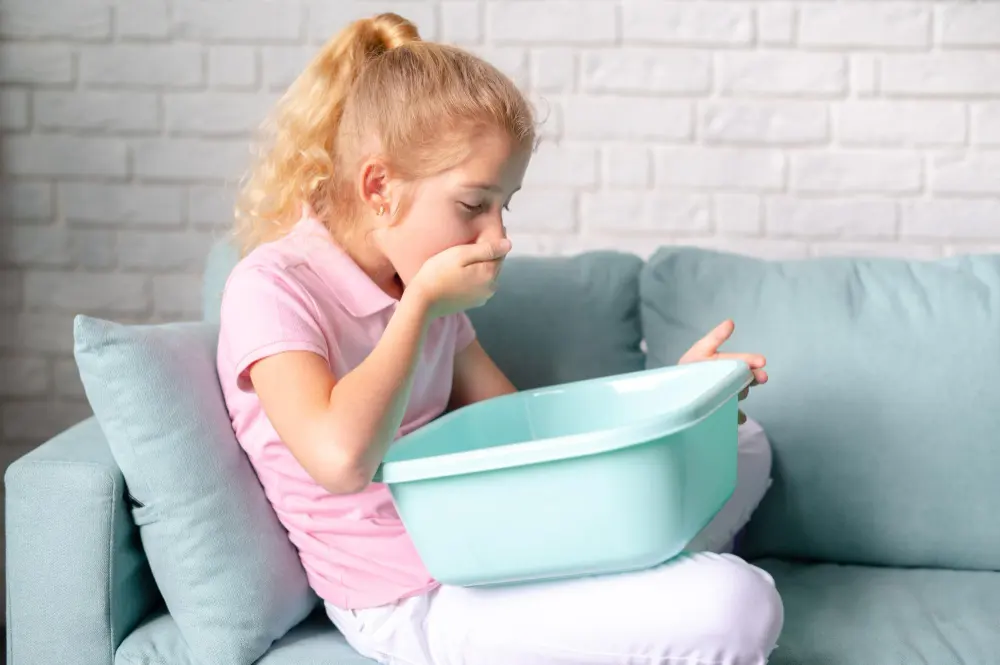 niña a punto de vomitar
